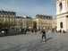  promeneurs sur la place Saint-Sulpice